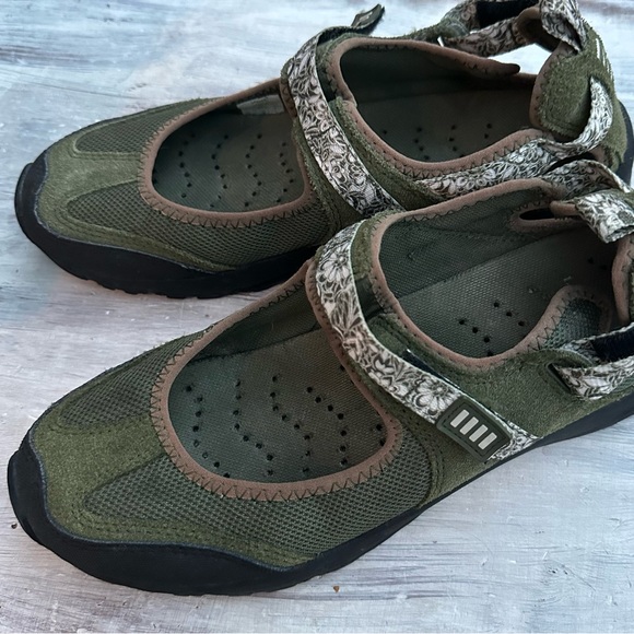 Lands’ End Hiking Flats 8.5 - Picture 2 of 9